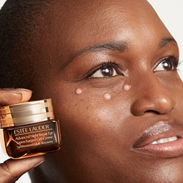 φωτογραφία όπου χρησιμοποιείται ο Advanced Night Repair Eye Supercharged Gel-Creme που καταπολέμα τις ελεύθερες ρίζες