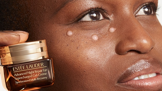 φωτογραφία όπου χρησιμοποιείται ο Advanced Night Repair Eye Supercharged Gel-Creme που καταπολέμα τις ελεύθερες ρίζες