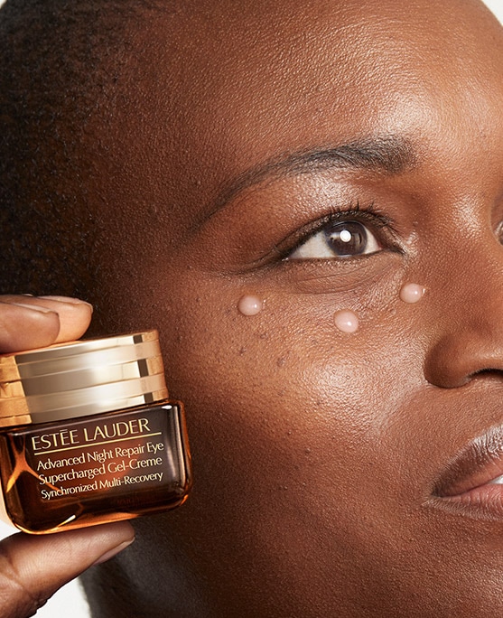 φωτογραφία όπου χρησιμοποιείται ο Advanced Night Repair Eye Supercharged Gel-Creme που καταπολέμα τις ελεύθερες ρίζες